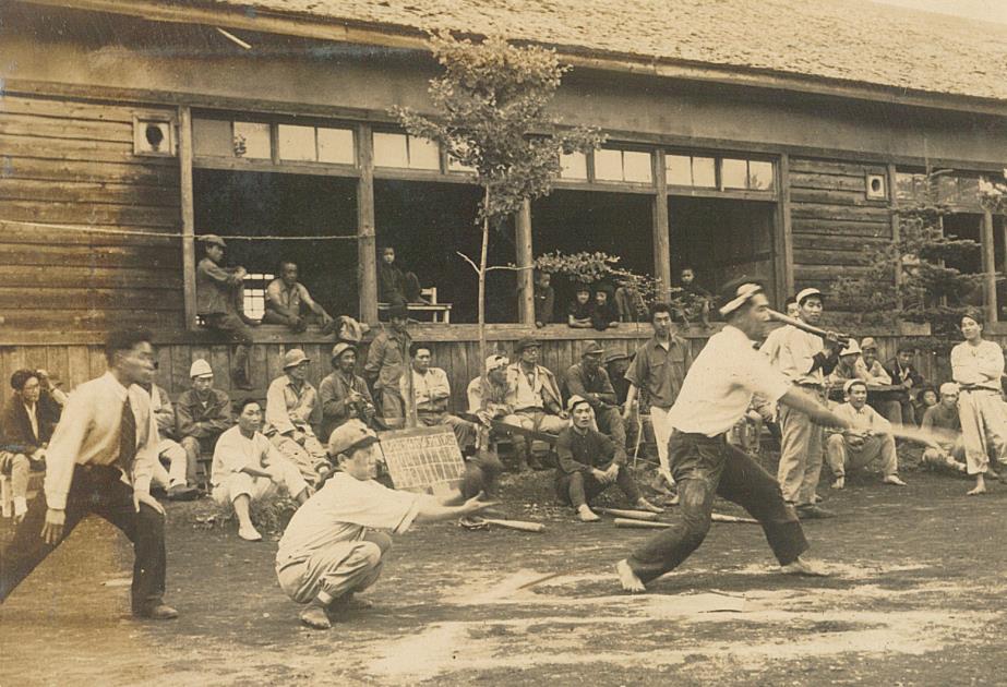 (写真)野球に興じる地域民