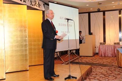 (写真=初代会長に選出された上田さんがあいさつ)