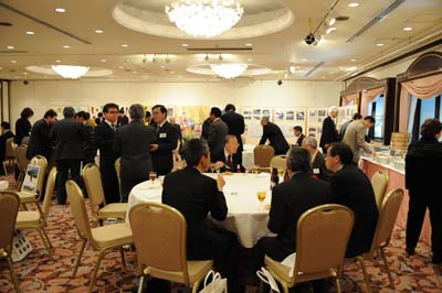 (写真=ふるさとを思う心で楽しく語り合う)