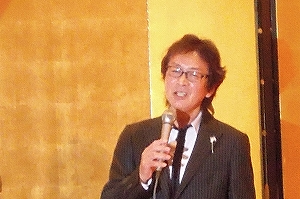 (写真=復興を願い新沼謙治さんが熱唱)