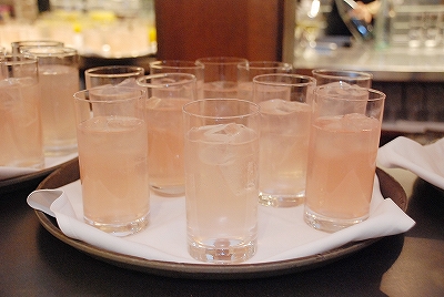 (写真=滝沢スイカのリキュールをベースにしたカクテルで乾杯)2