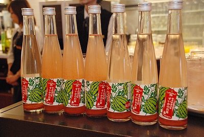 (写真=滝沢スイカのリキュールをベースにしたカクテルで乾杯)