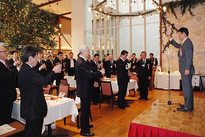 (写真=村川勝司総務省大臣官房総務課長補佐・元滝沢村助役の音頭で乾杯)