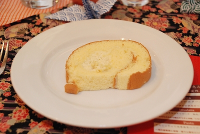 (写真=クイックスイートでつくられたロールケーキ)