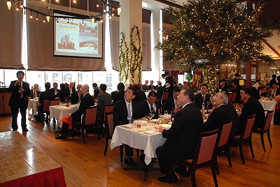(写真=村が目指す市制移行を説明する柳村村長)
