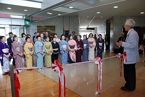 (写真=あいさつする高松さんと絵画展)2