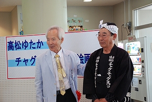 (写真=あいさつする高松さんと絵画展)