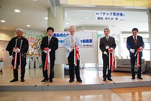 (写真=あいさつする高松さんと絵画展)3