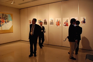 (写真=あいさつする高松さんと絵画展)5