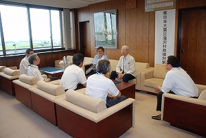(写真=上田会長らが村を訪問)