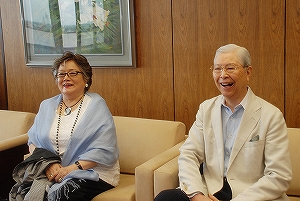 (写真=上田会長らが村を訪問)