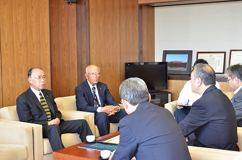 功労ボランティア団体の表彰を受けた滝沢市防犯交通安全協会連合会(切金一夫会長、徳田和行防犯部長)が、主濱市長へ受賞を報告2