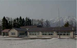 姥屋敷小中学校の校舎