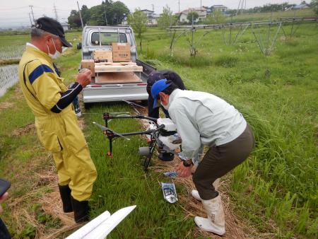 ドローンの薬剤散布準備作業