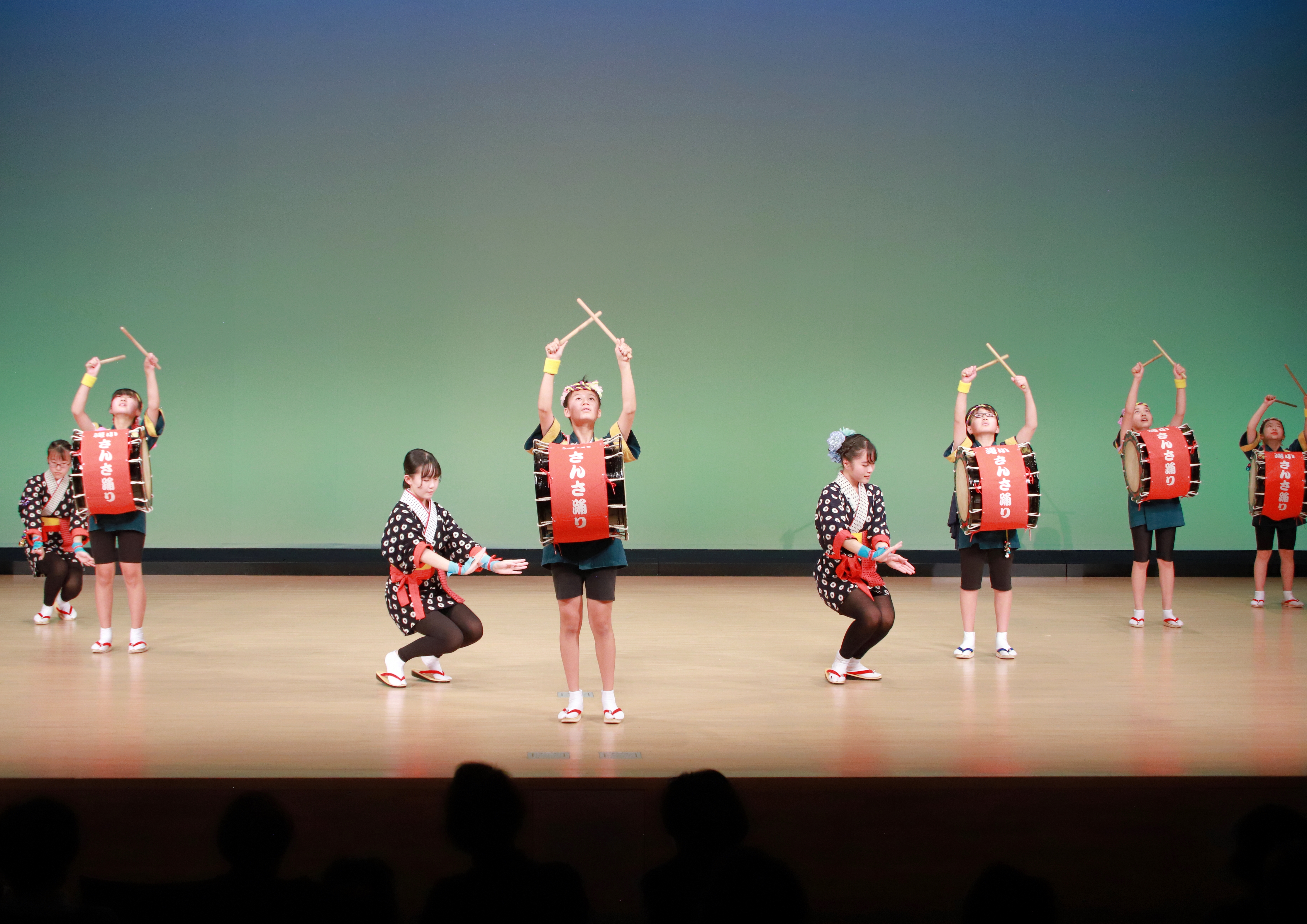 民謡を披露する子供たち