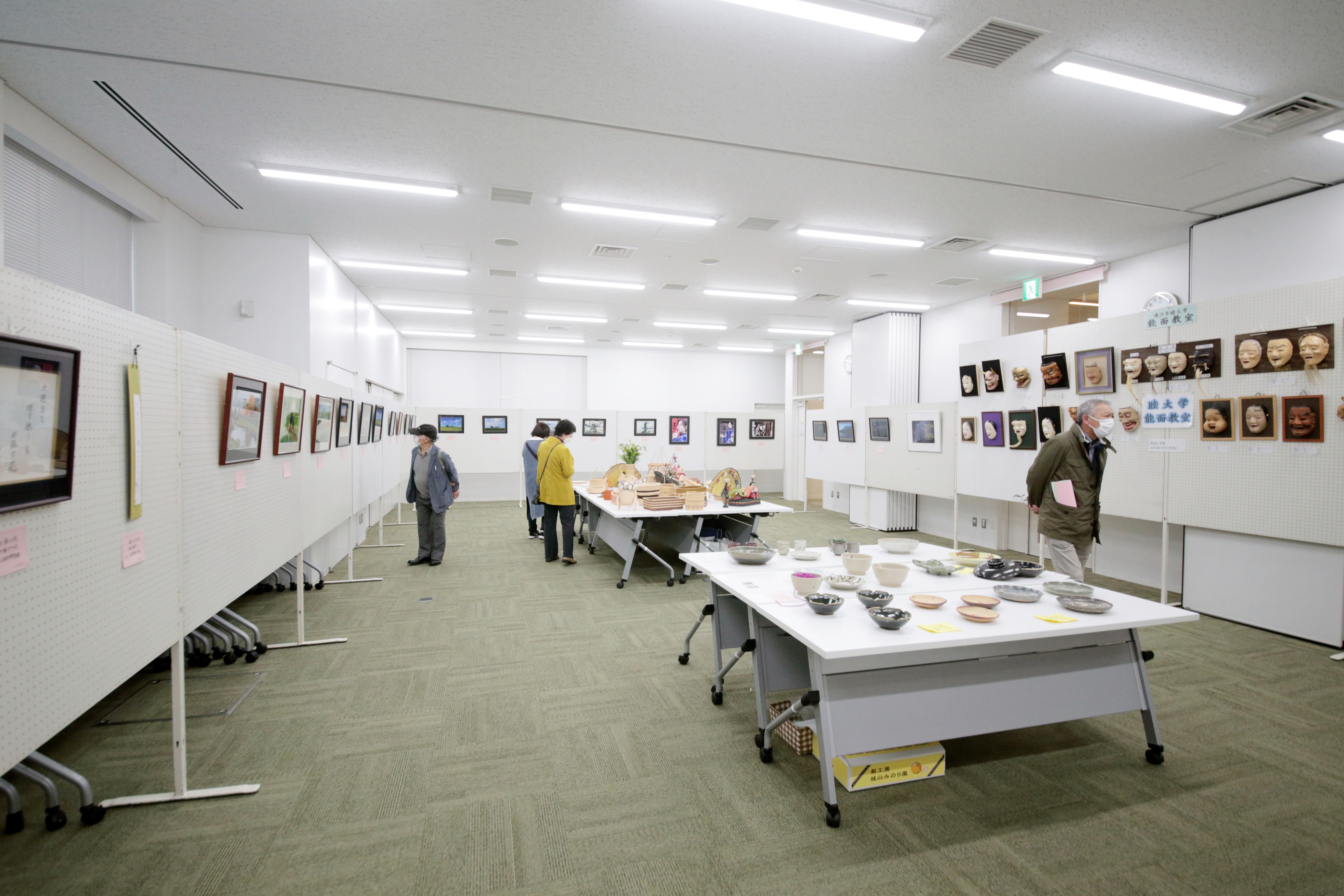 中央に焼き物の展示品が並ぶ会場