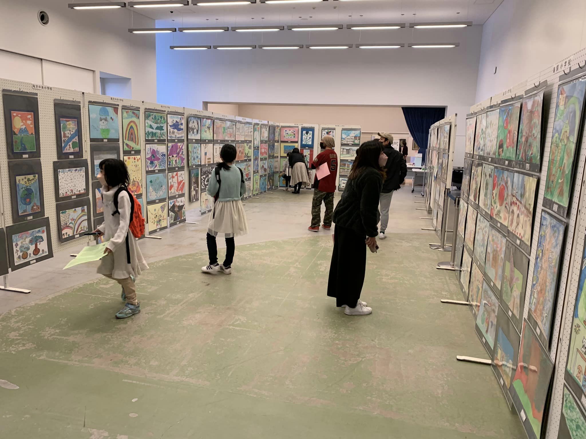 様々な絵が展示されている会場の様子