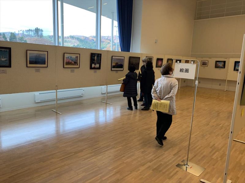 絵の展示が並ぶ会場