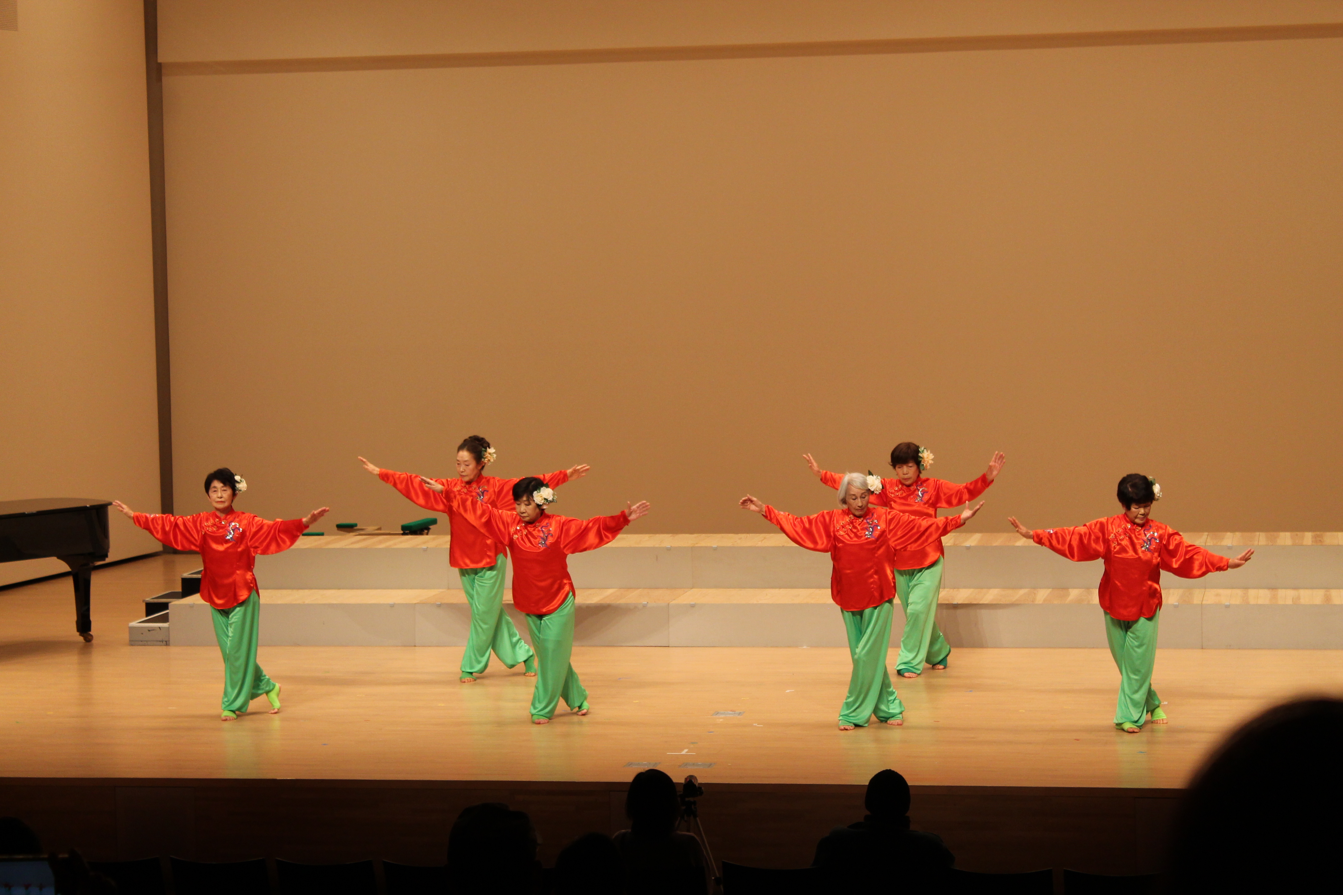 踊りを踊る書生達の様子