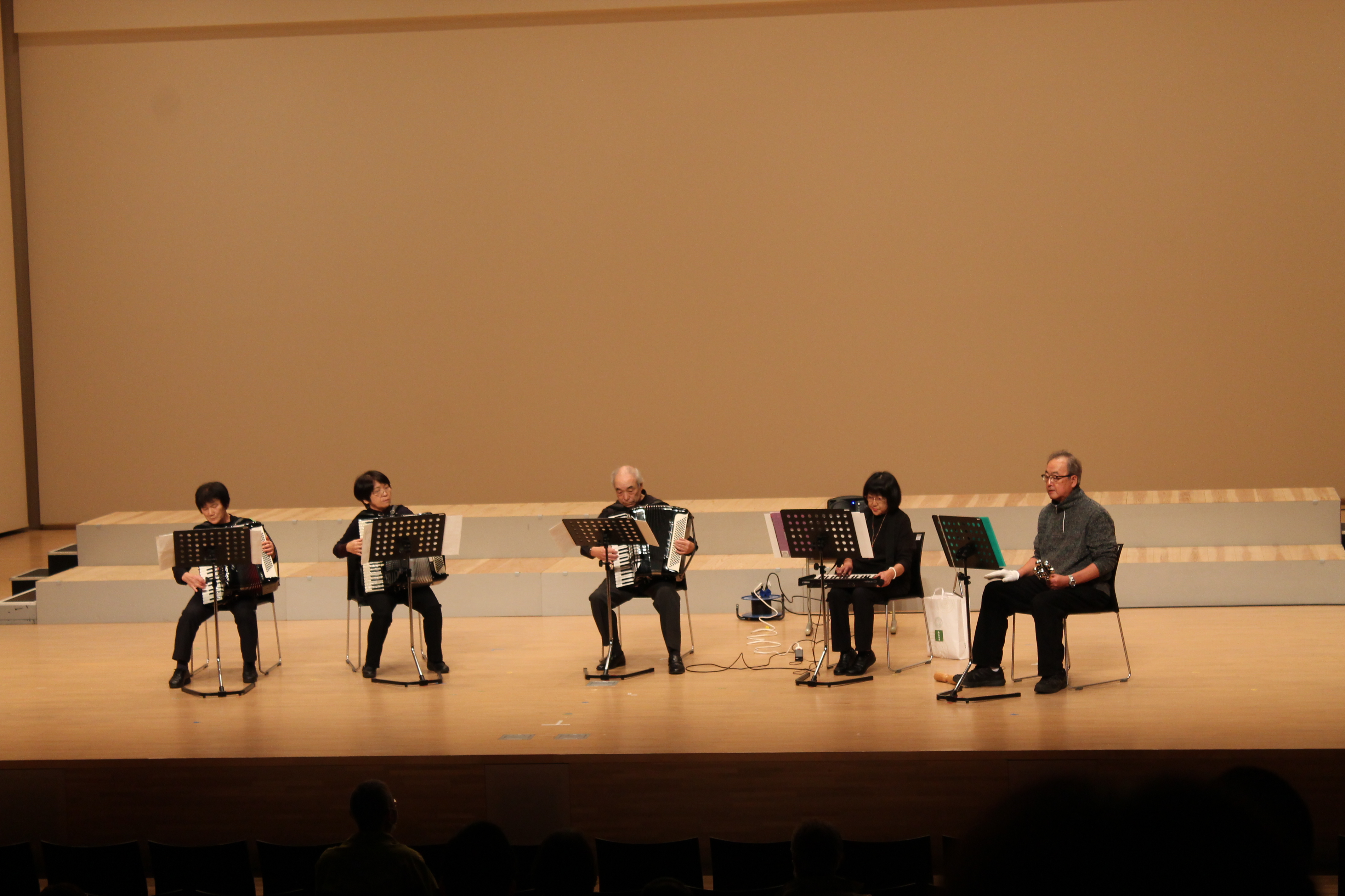 5人の男女による演奏の様子