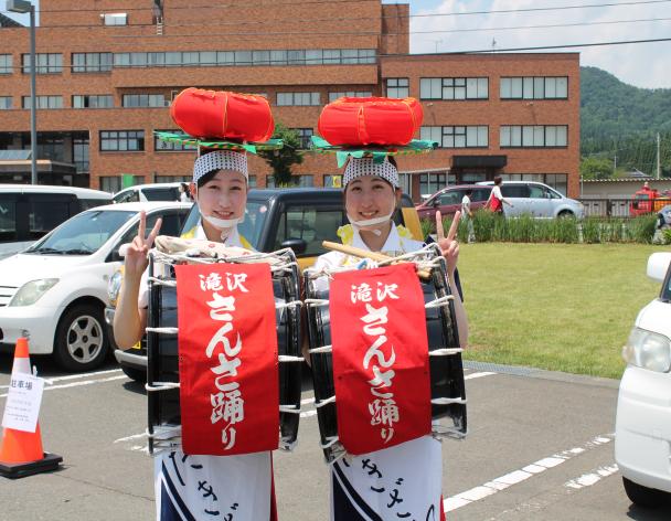 踊り子さん2人がカメラに向かってピースする様子