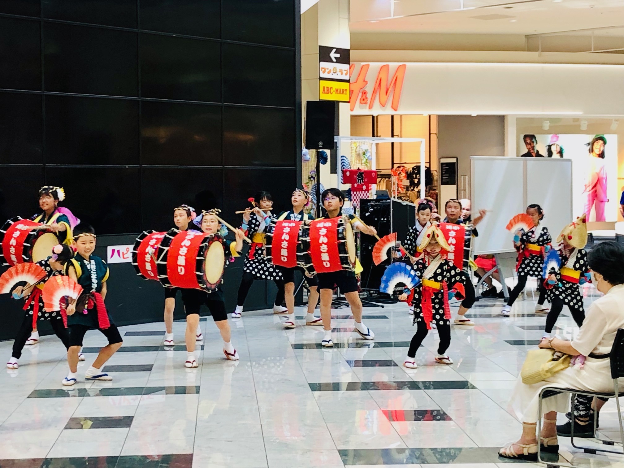 元村こどもさんさ愛好会の踊りの様子