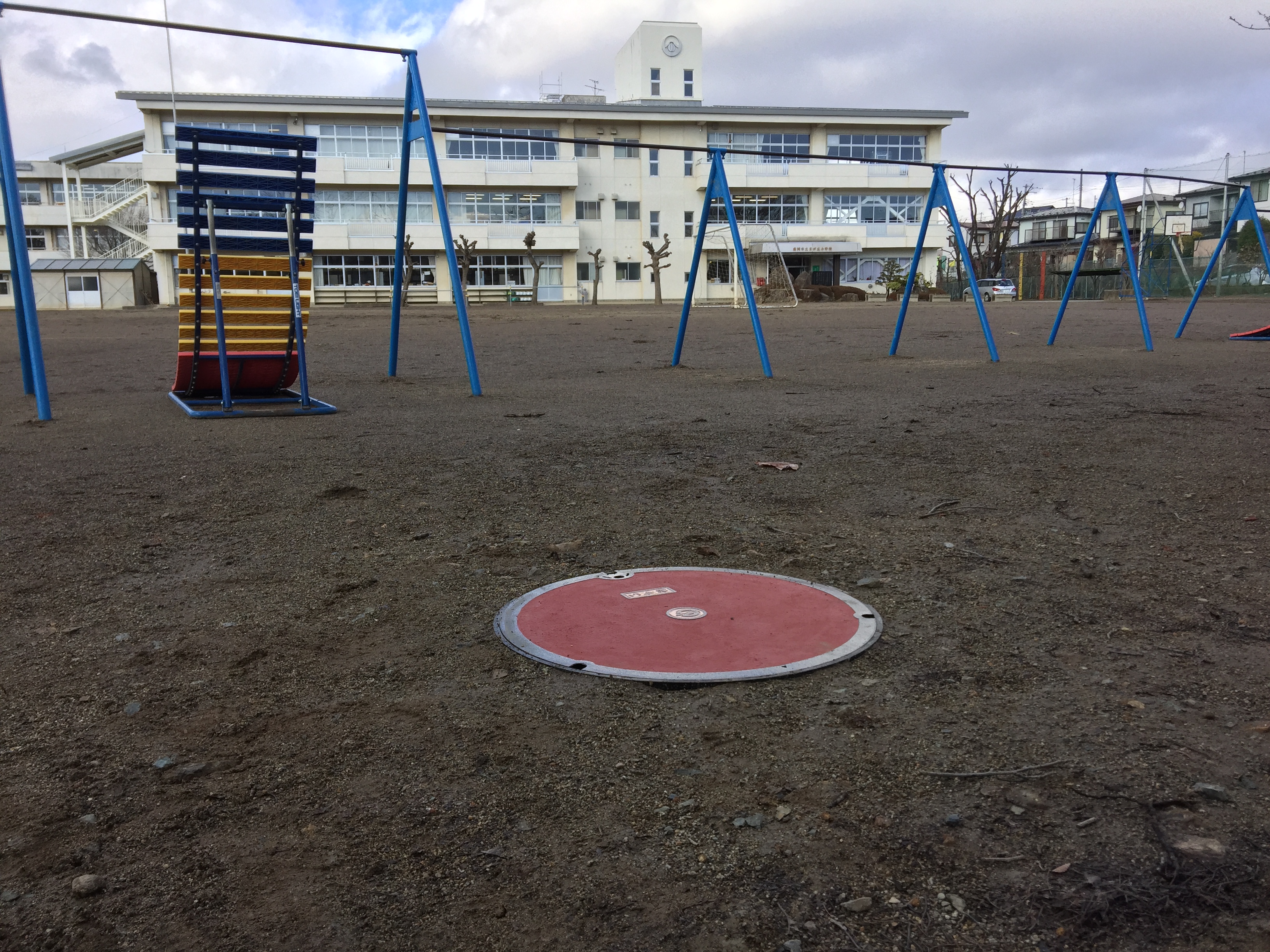 月が丘小学校とソフトマンホールが写っている様子