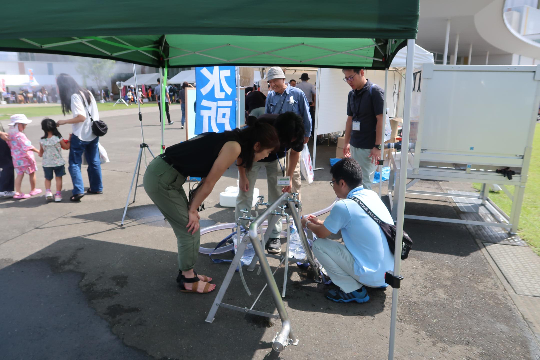 展示を眺める女性と男性