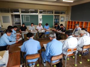 小学校の設備を使い会議する教育総務課の皆さんの写真