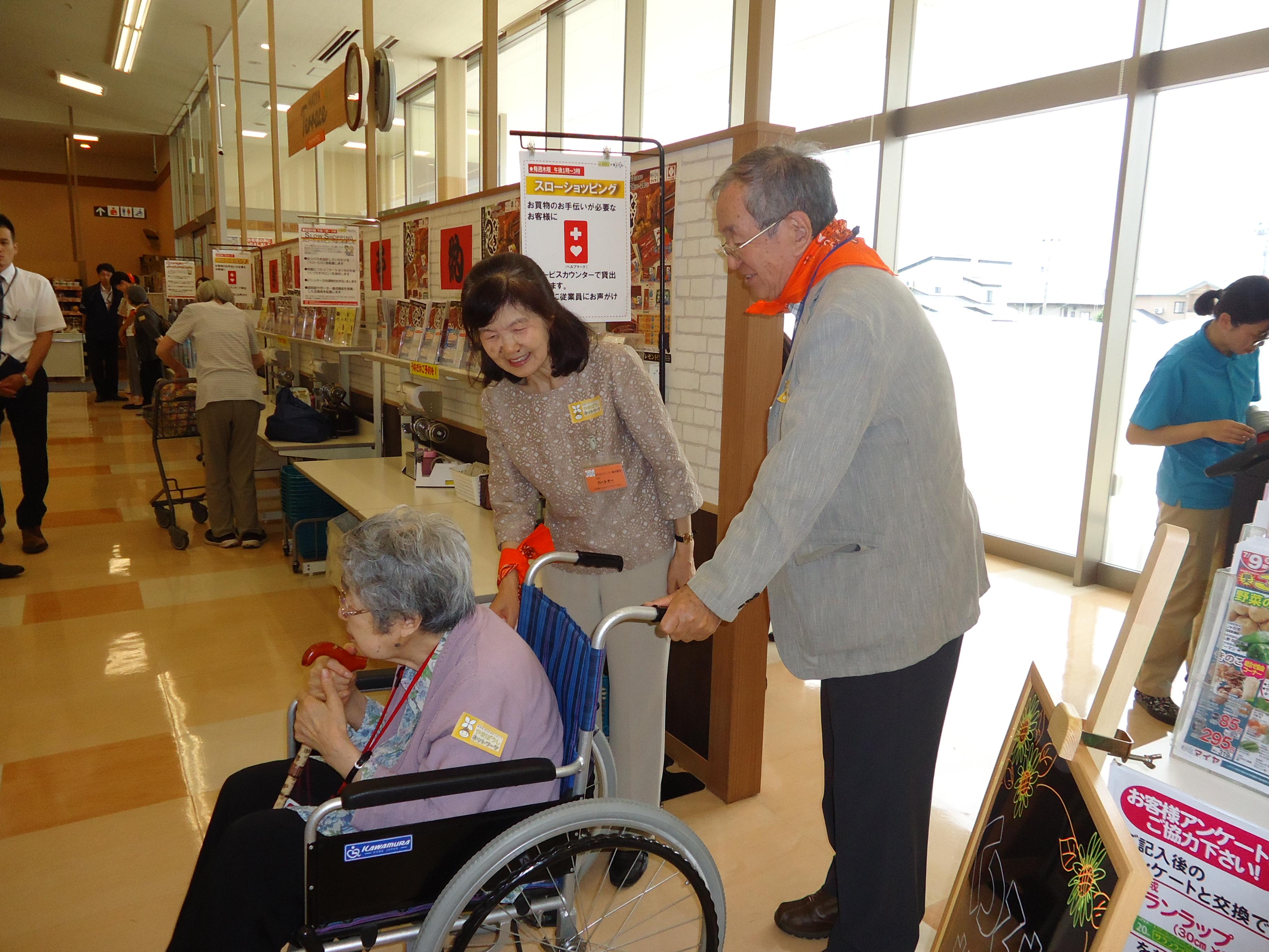 高齢者がスーパーに入店している様子