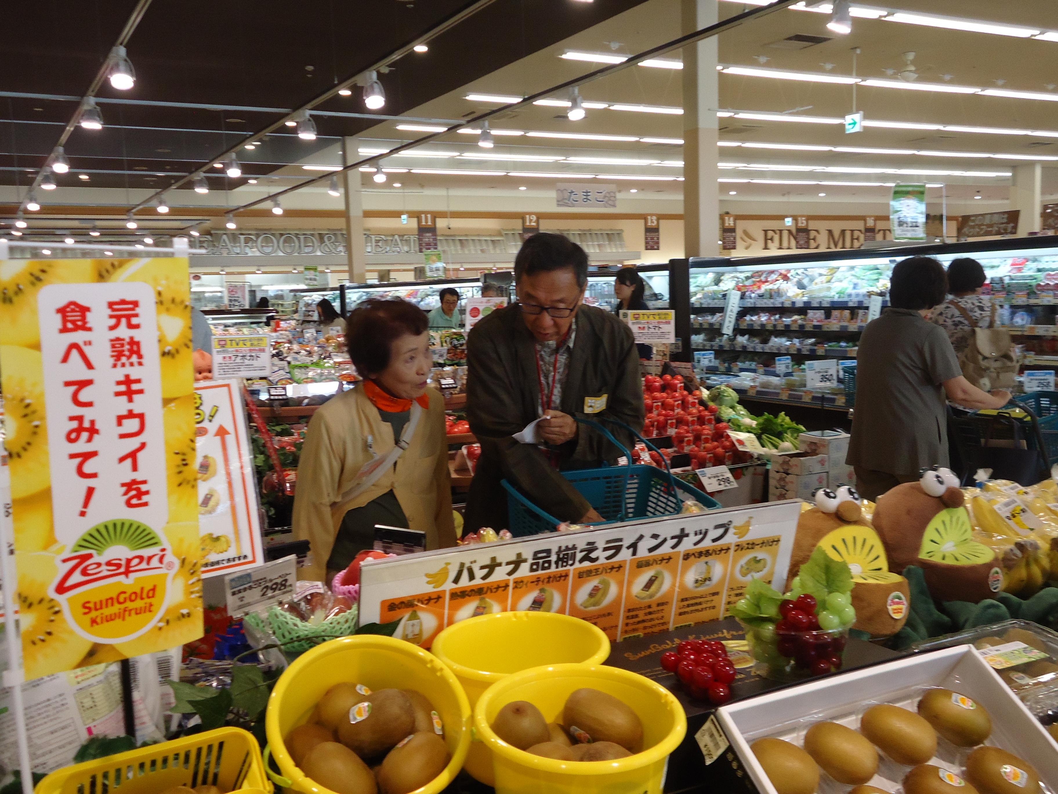 高齢者がスーパーで商品を眺めている様子