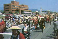 （写真）馬コの様子（村役場前（当時））