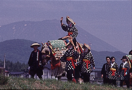 （写真）チャグチャグ馬コと岩手山