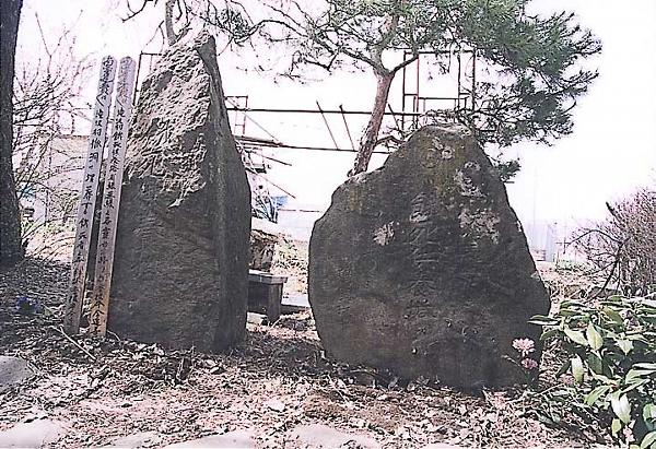 移転された2つの供養塔の写真。左：寛政12年建立餓死供養塔、右：天保3年建立餓死供養塔