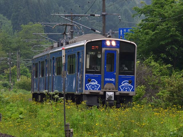 走っている電車の正面