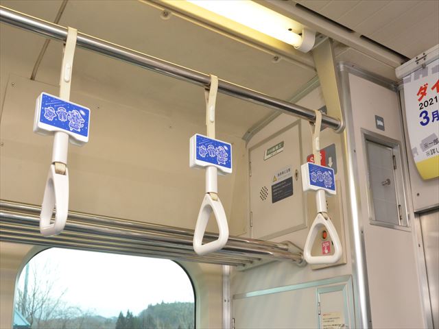 電車内のつり革の写真