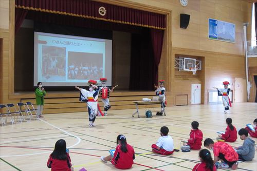 滝沢市さんさ踊り保存会が滝沢中央小学校にて社会科授業を行った様子