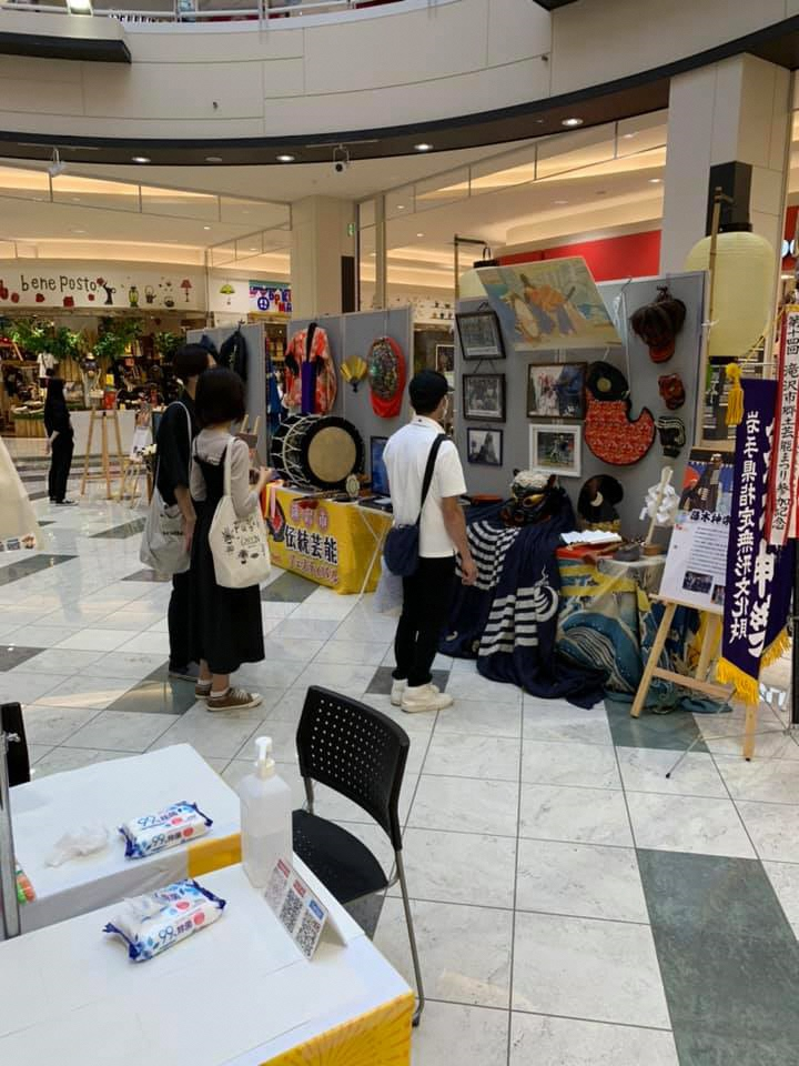 パネル展示の眺める人たちの様子