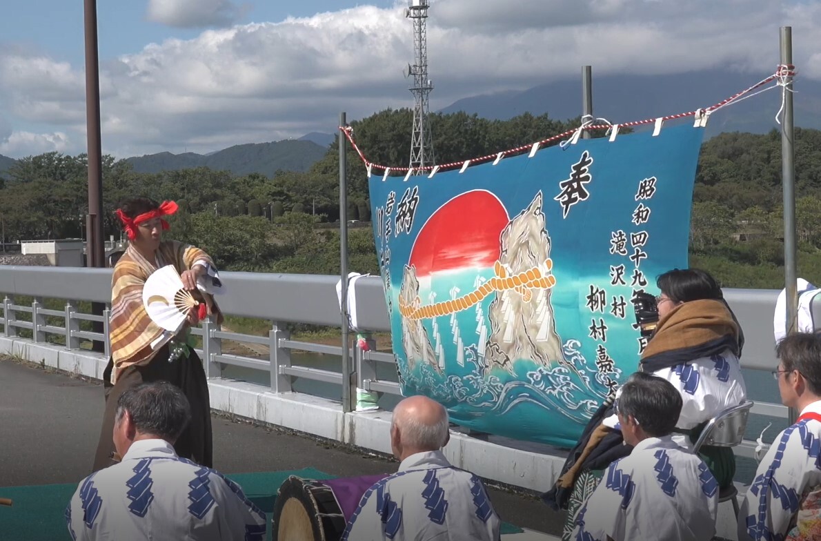 四十四田ダムで行われた川前神楽の演舞撮影の様子02