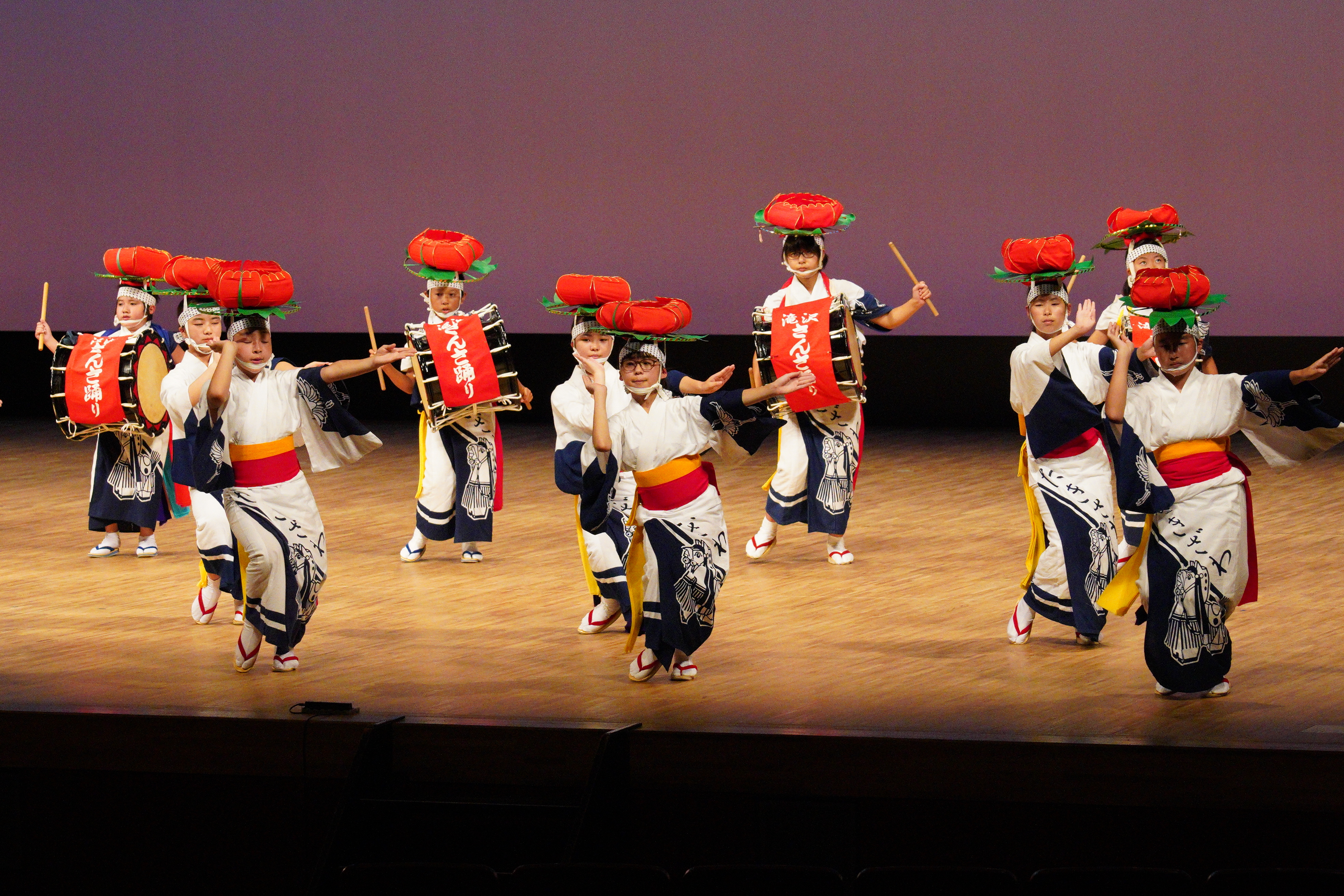 ステージで踊る滝沢市さんさ踊り