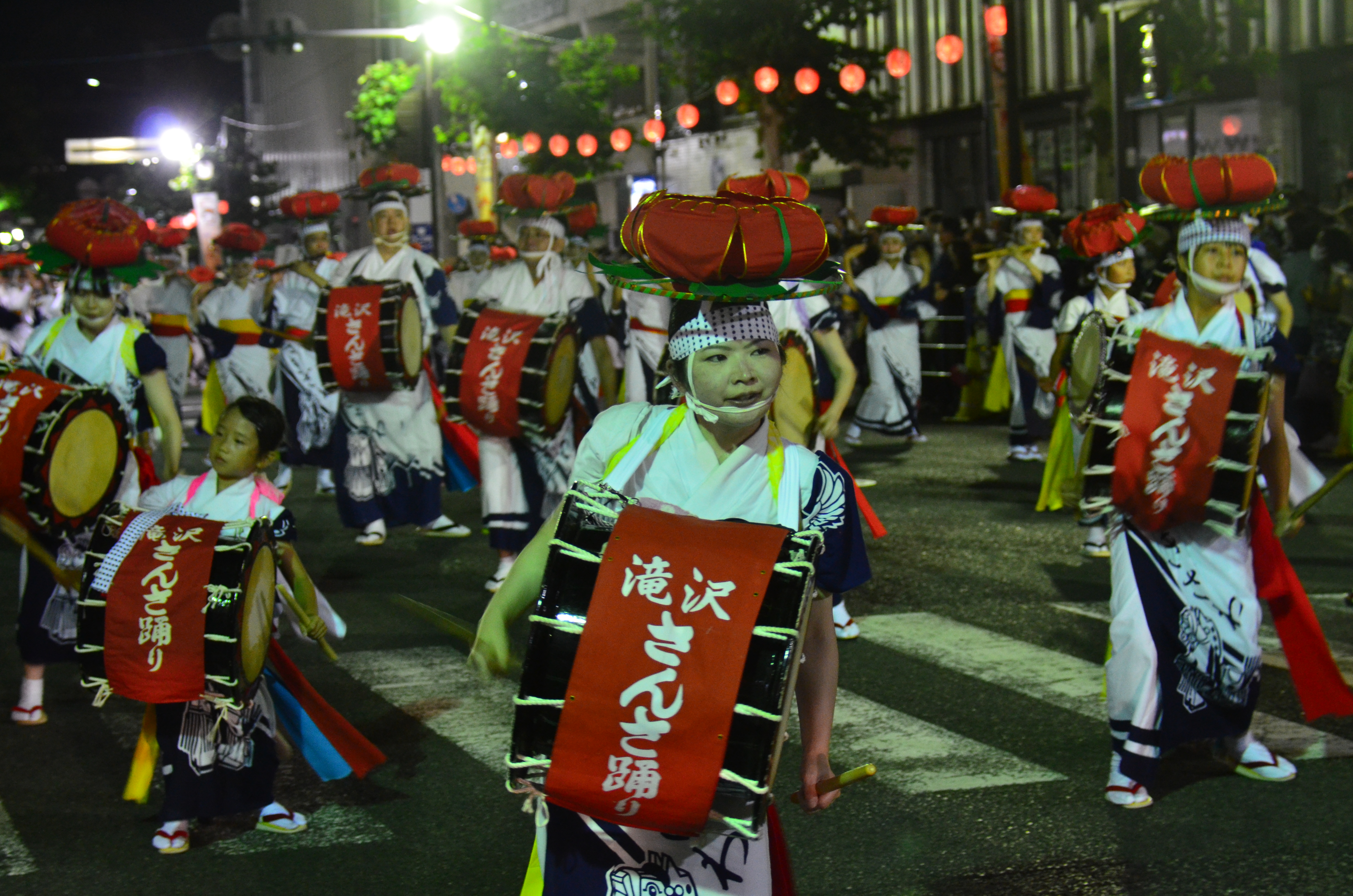 野外で踊る滝沢市さんさ踊り