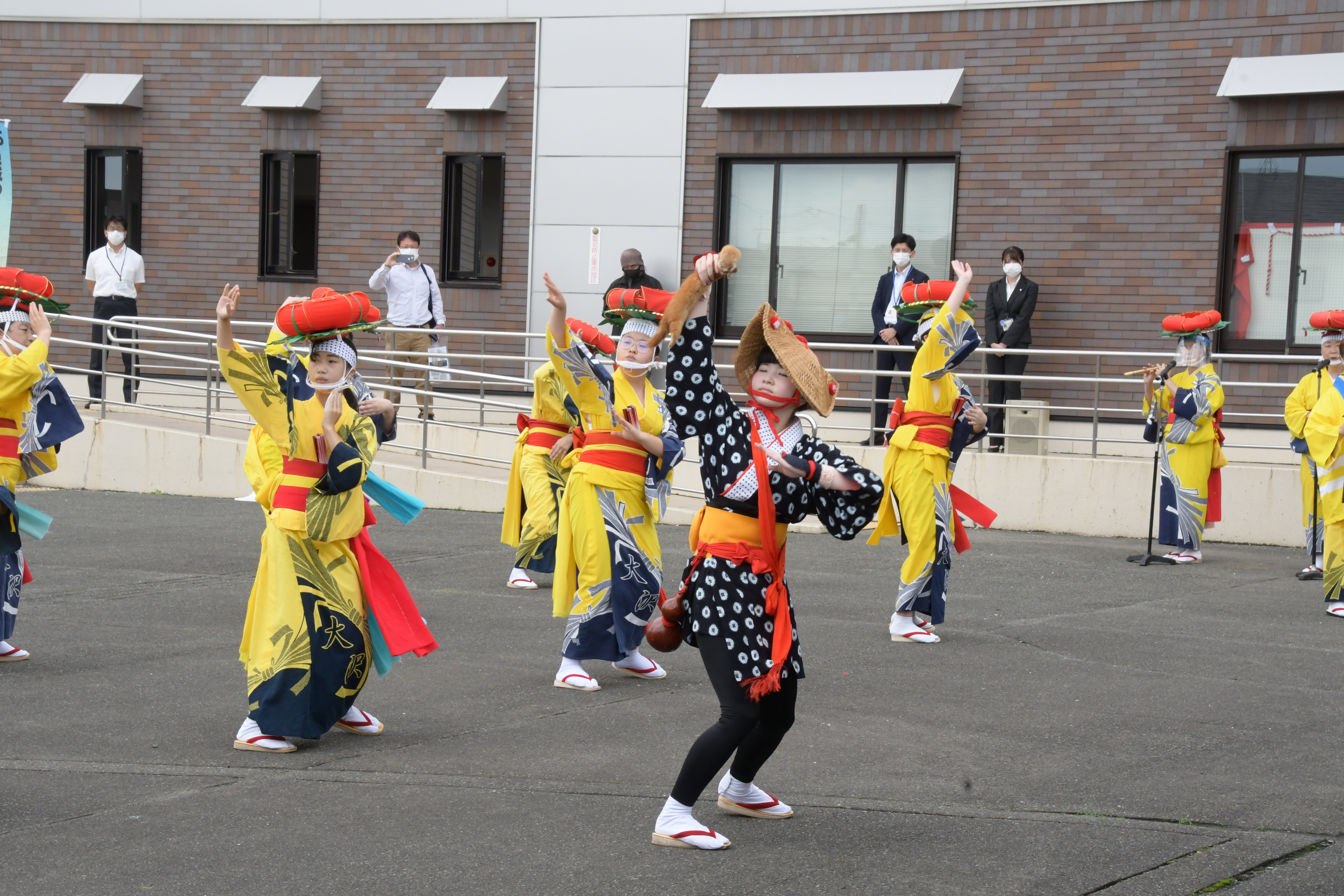 数人をアップで撮影された大沢さんさ踊り