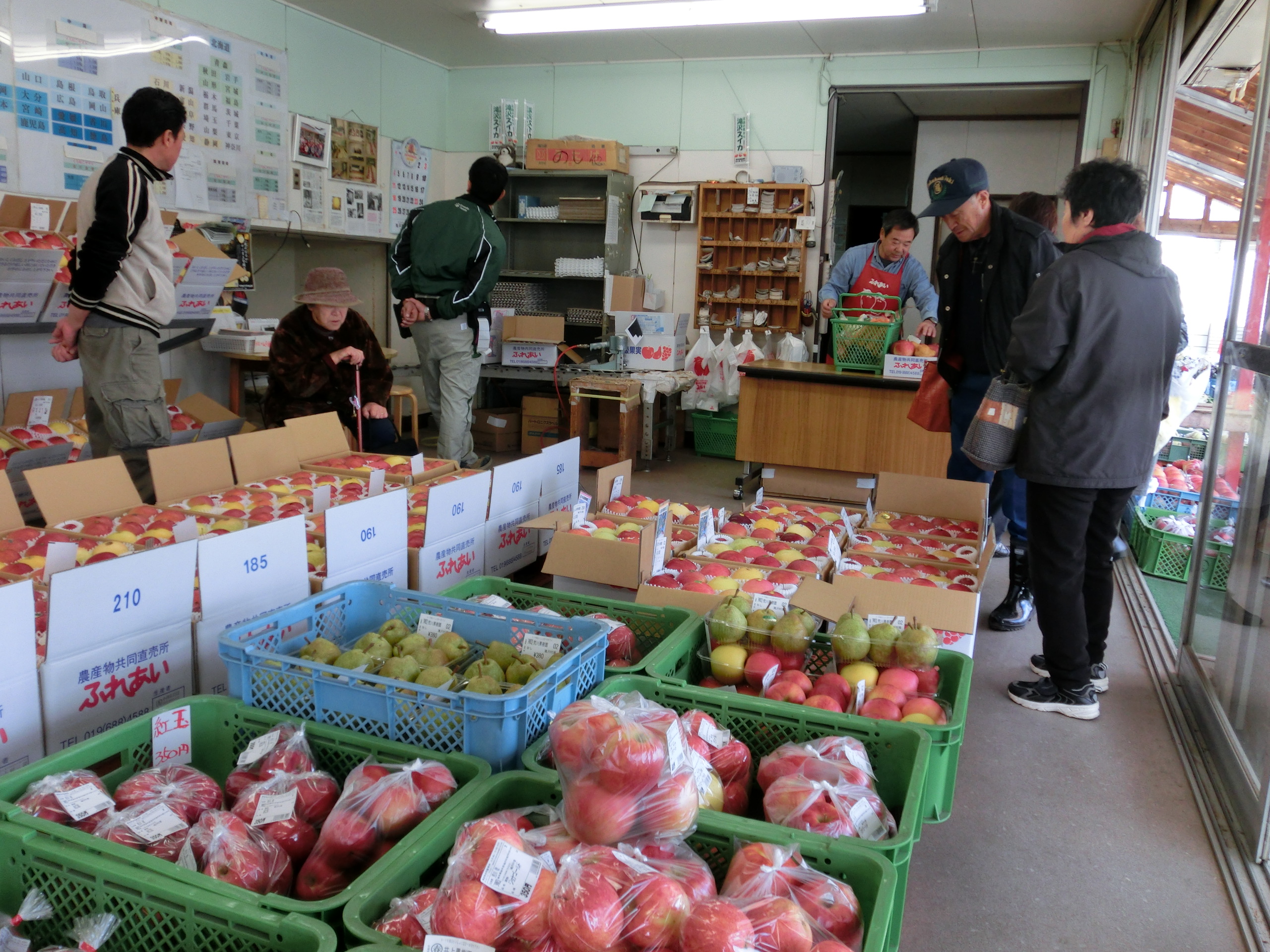 農産物共同直売所内の風景