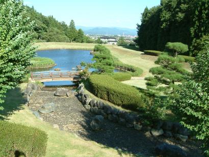 日本庭園には池もあり高台からの眺めは絶景です