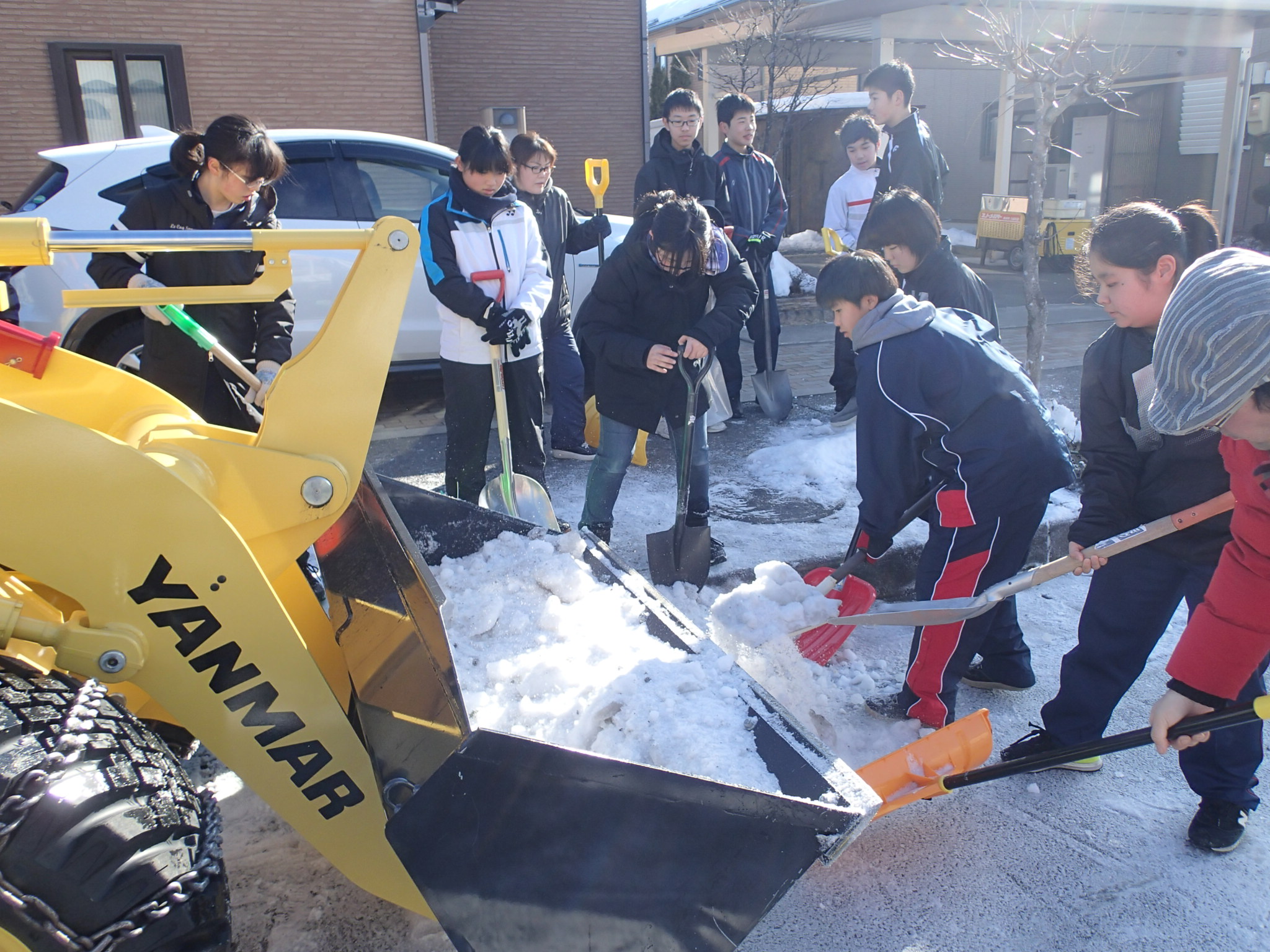 除雪に協力する市民の皆様の様子