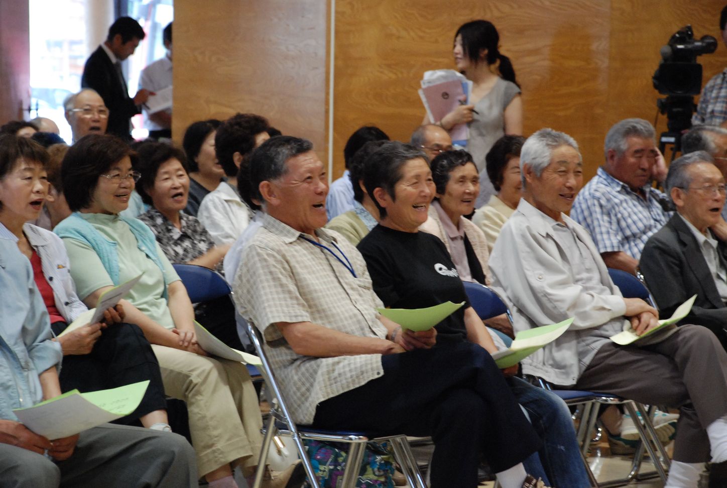 睦大学で笑う高齢者の様子