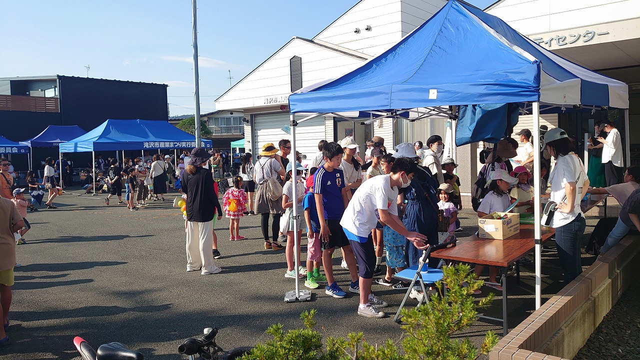 地域のイベントに人々が集まっている様子