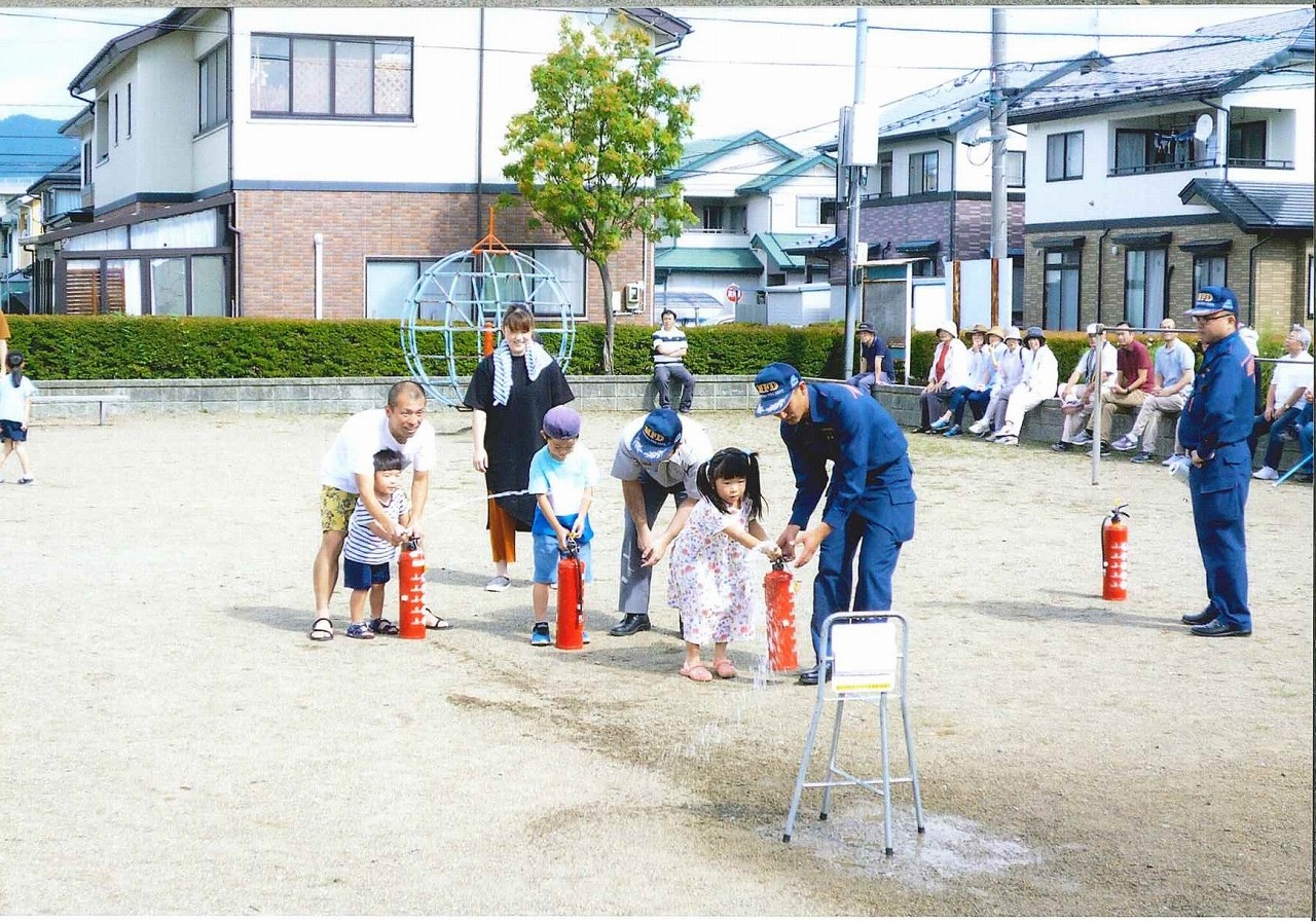 子どもたちが消火訓練をしている様子