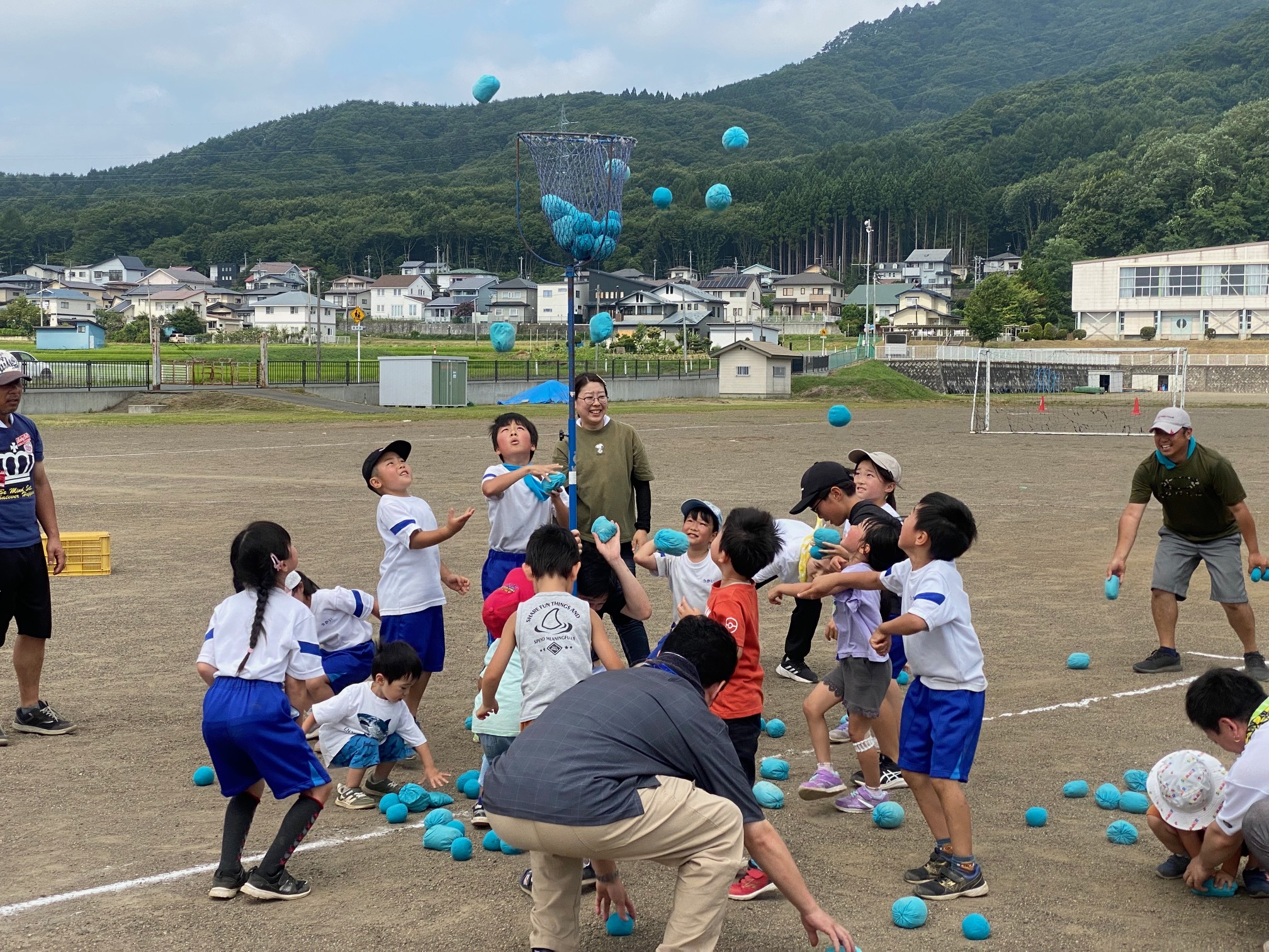 子どもたちが玉入れをしている様子