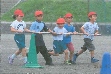 運動会で子どもたちが走っている様子